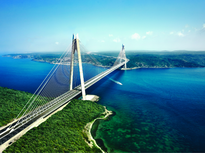 Toplam 2.164 metre uzunluğa sahip köprünün ana açıklığı 1.408 metredir. Bu özelliğiyle üzerinden raylı sistem geçen dünyanın en uzun asma köprüsü unvanını taşımaktadır. Köprüde 4 gidiş – 4 geliş karayolu ile ortada 1 gidiş – 1 geliş demiryolu hattı bulunmaktadır.