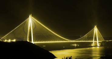 Sarılık hastalığına dikkat çekmek için YSS Köprüsü sarı renk ile aydınlatıldı