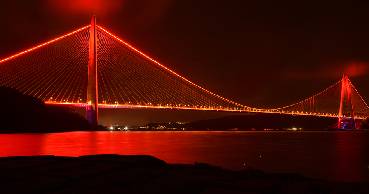 Yavuz Sultan Selim Köprüsü Dünya Hemofili Farkındalık Günü için kırmızı ışıklandırıldı