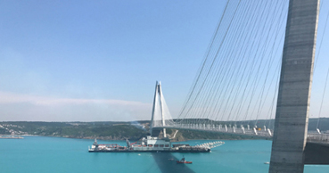 Türk Akımı boru hattı projesi için Karadeniz’e giden ‘Pioneering Spirit’ isimli dev gemi bizi de selamlıyor. 